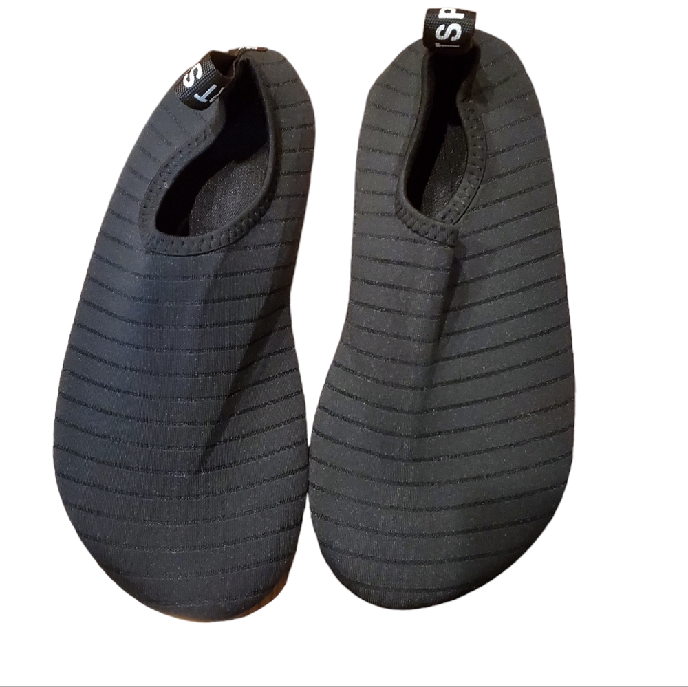 NWOT- Kids Water shoes sz. 3/3.5